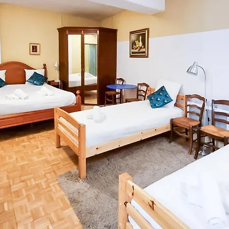 Pour 4p - La Grange Des Pelerins * נוגארו